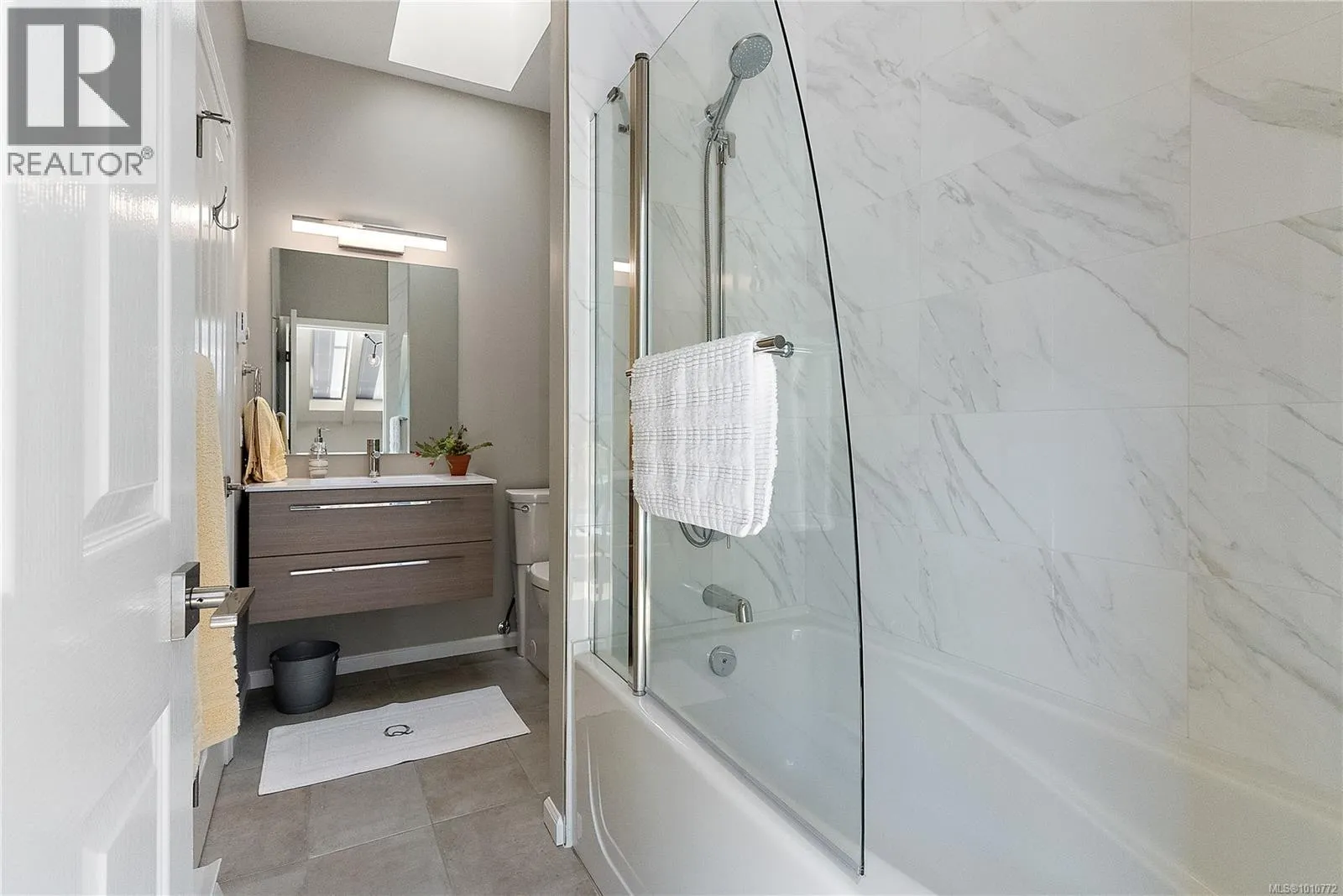 7 4771 Cordova Bay Rd