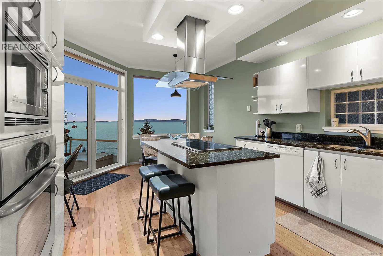 7 4771 Cordova Bay Rd