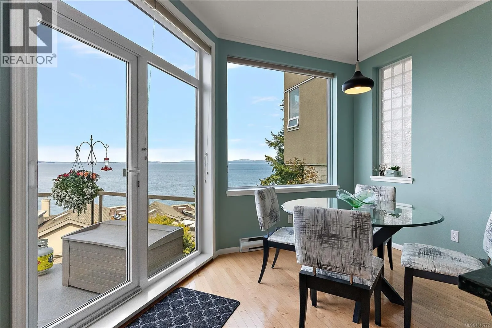 7 4771 Cordova Bay Rd