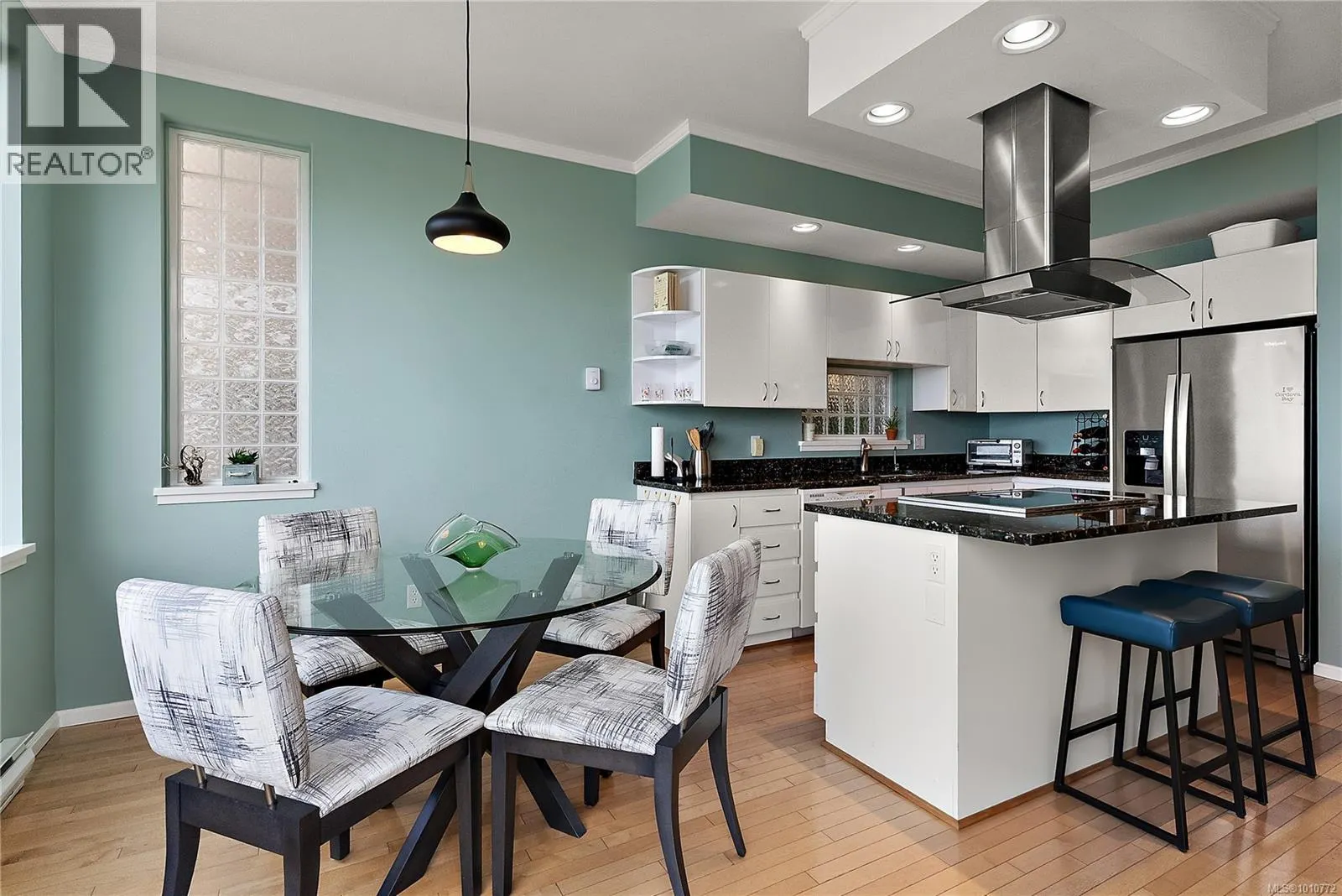 7 4771 Cordova Bay Rd