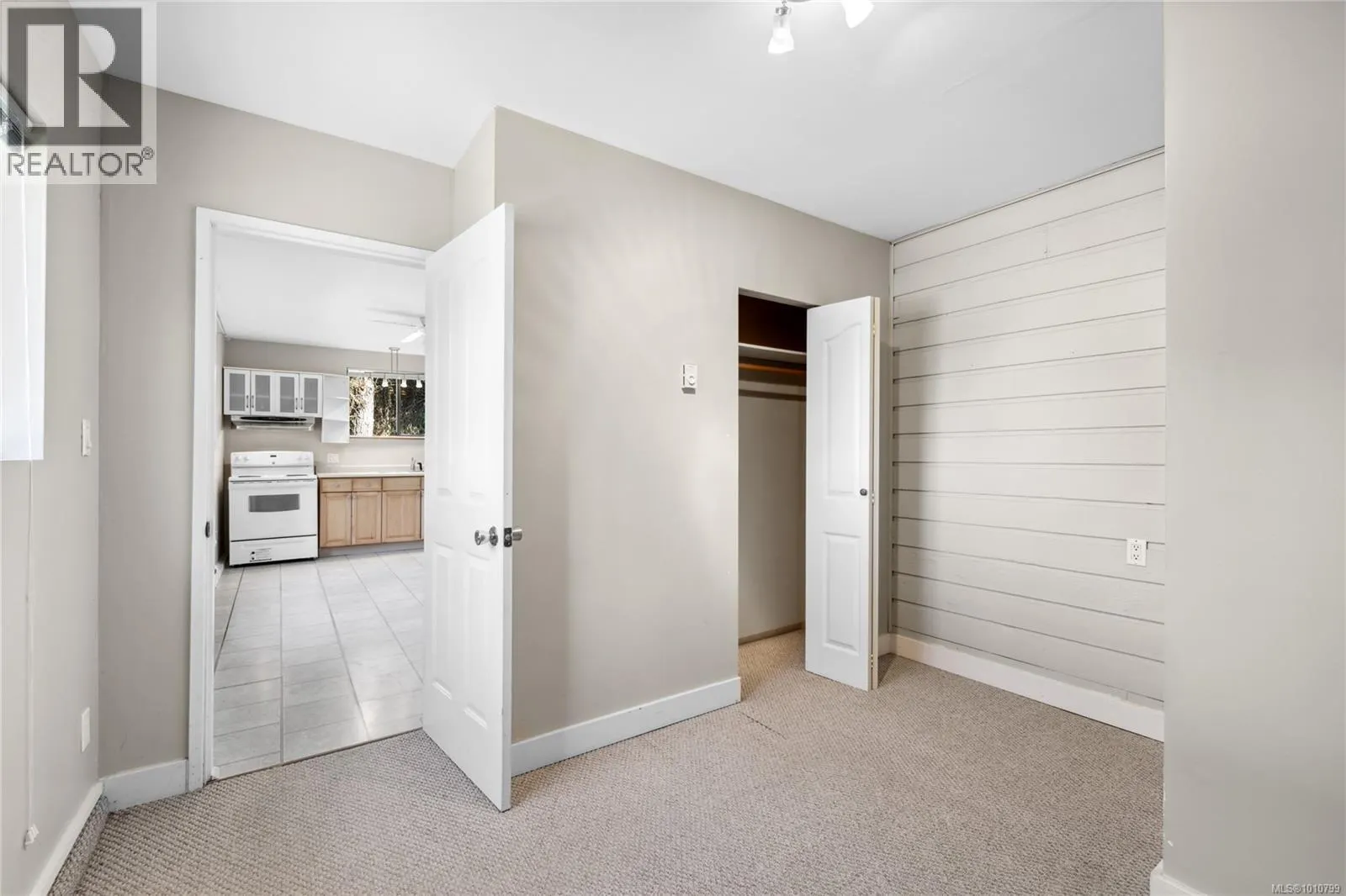 7496 Clark Cres