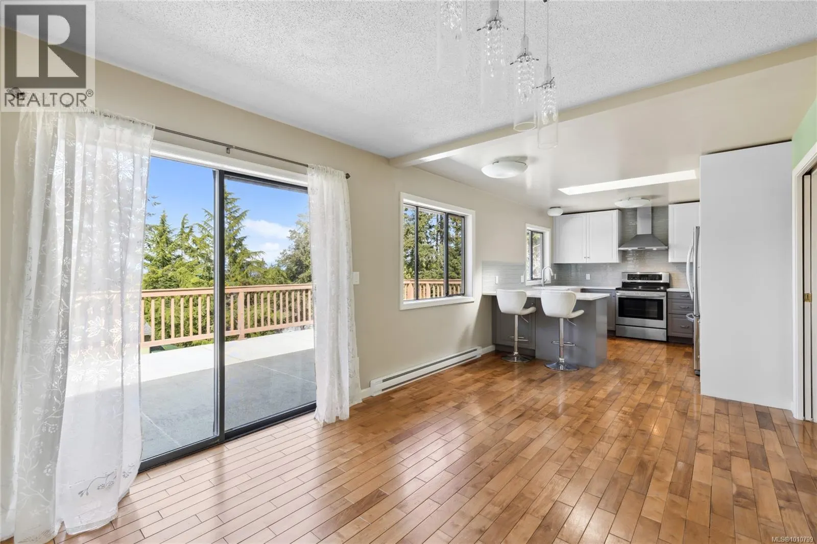 7496 Clark Cres
