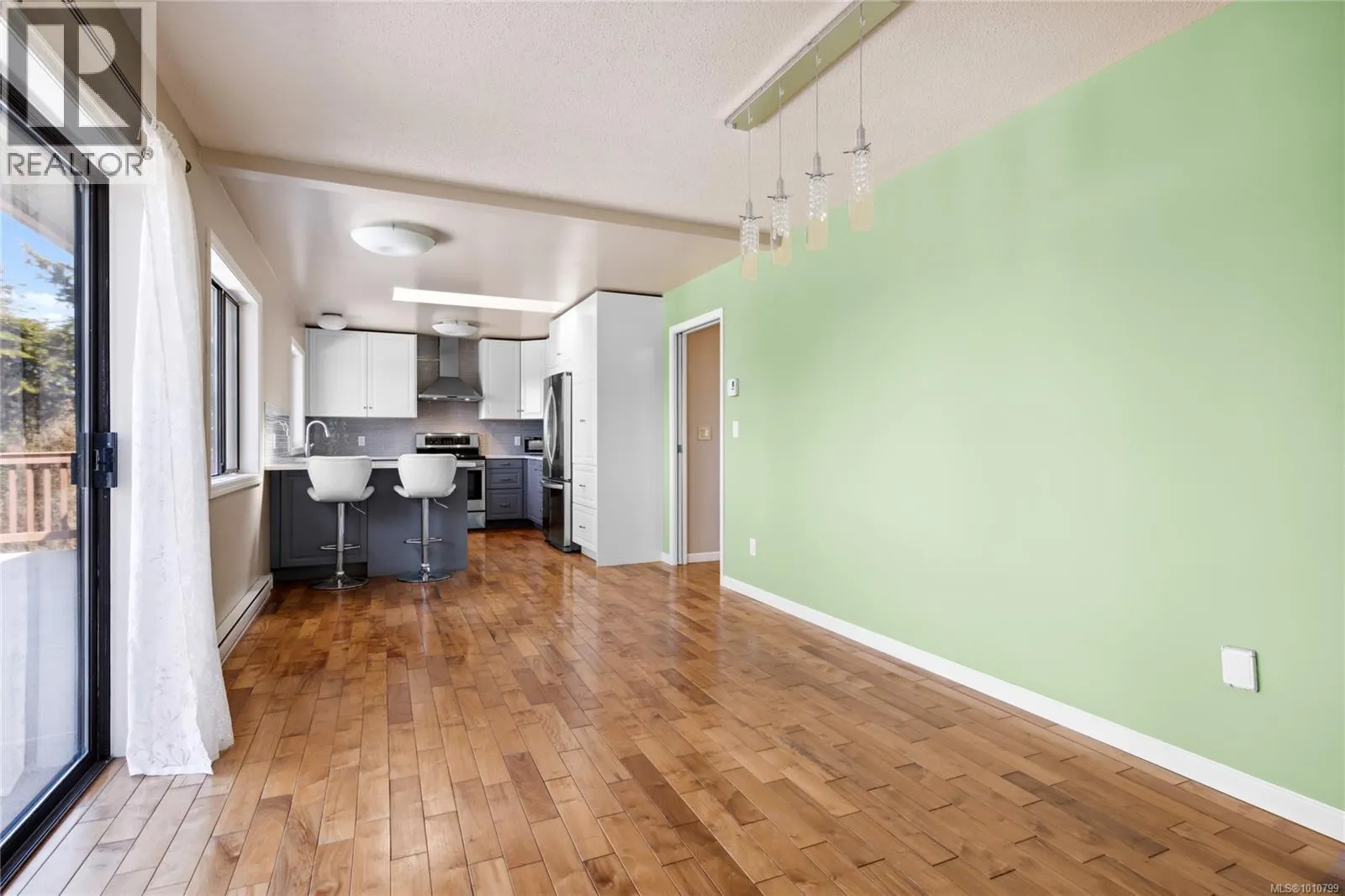 7496 Clark Cres