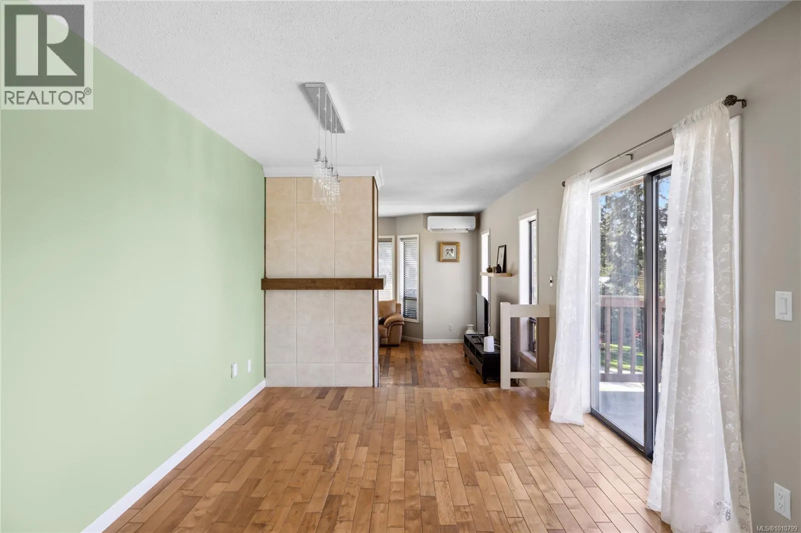 7496 Clark Cres