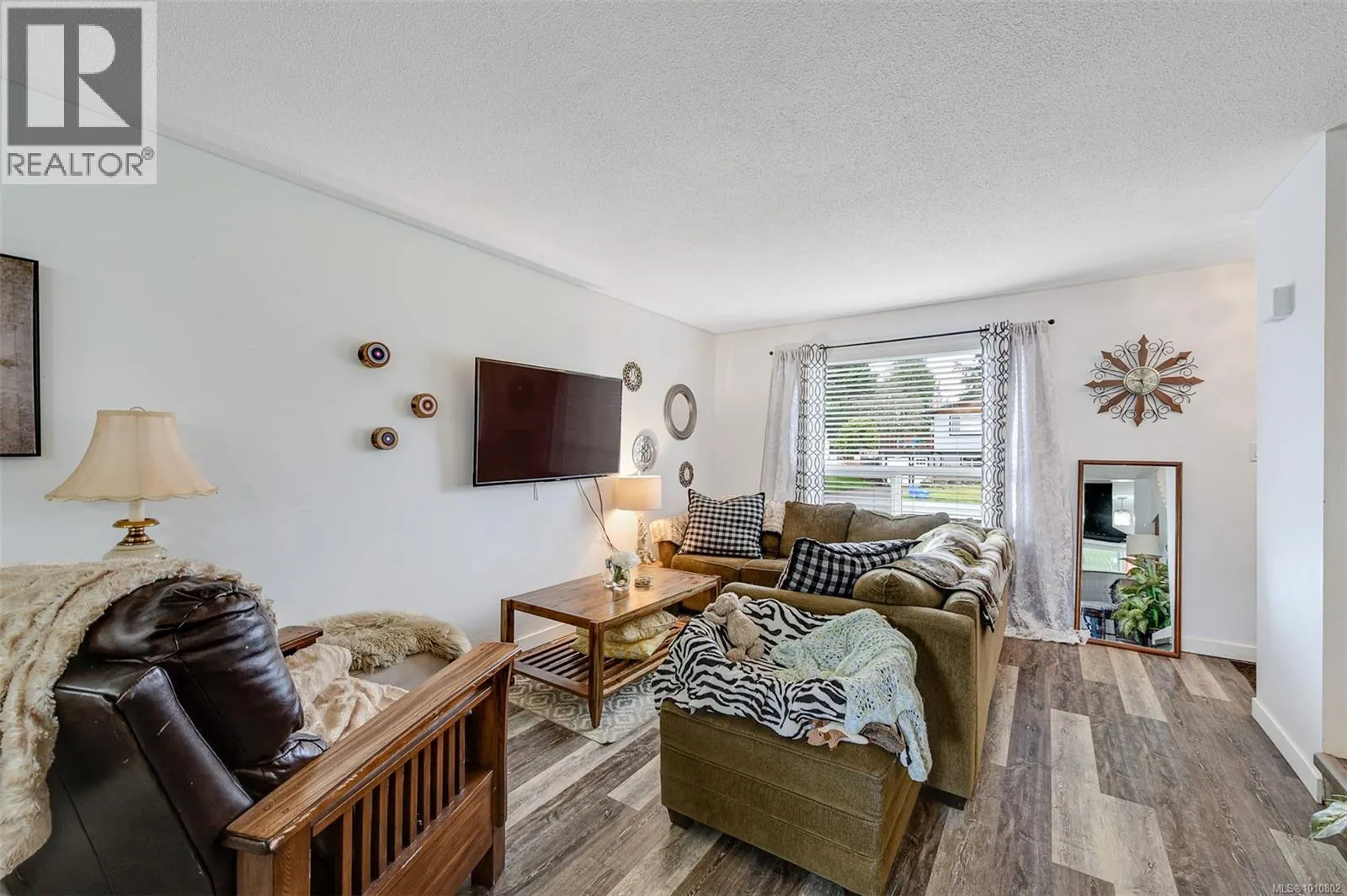 2031/2033 Melville Dr