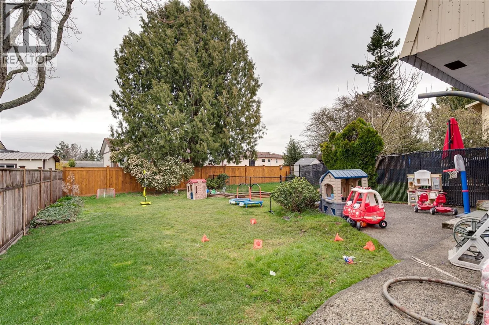 2031/2033 Melville Dr