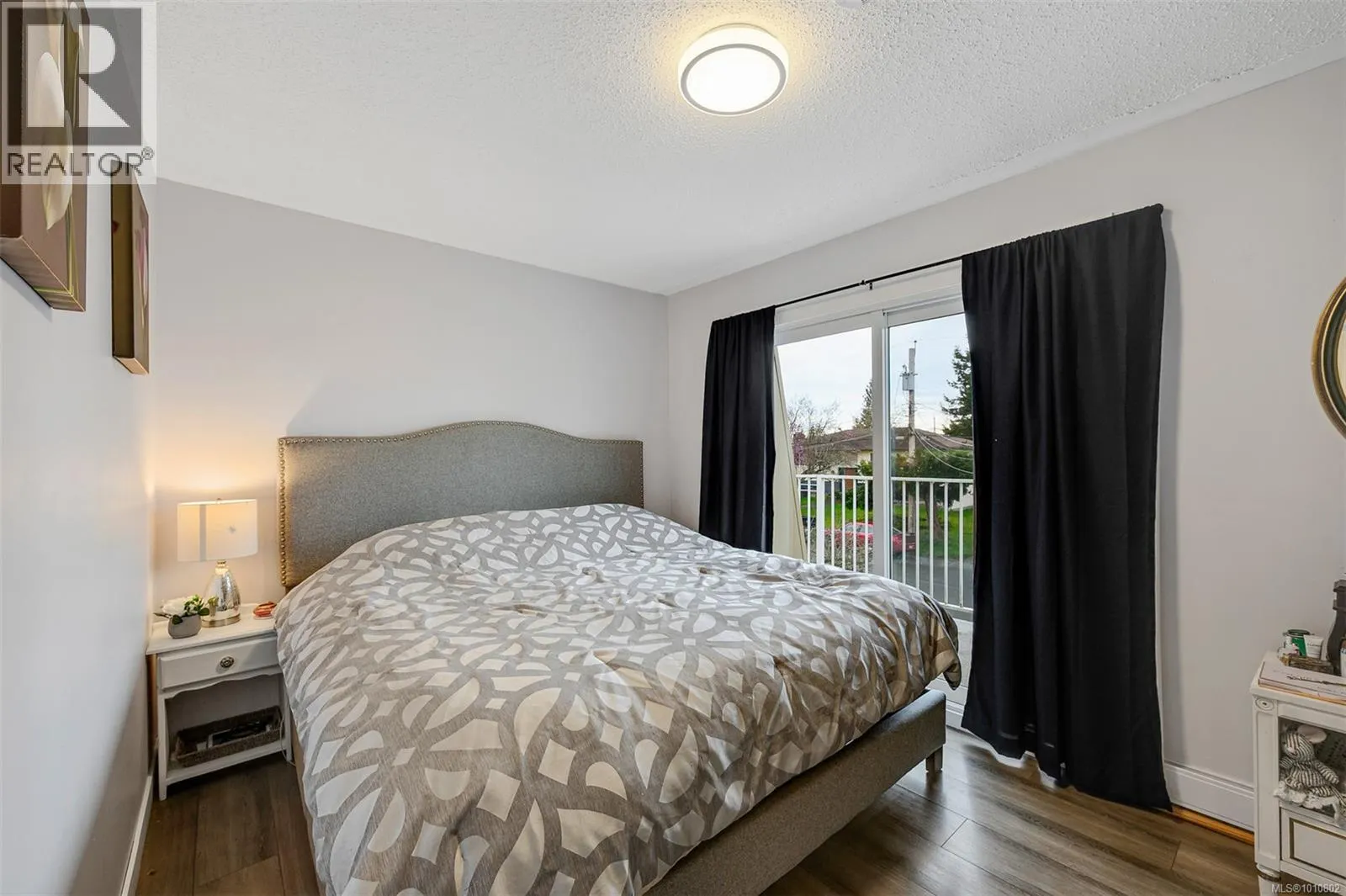 2031/2033 Melville Dr