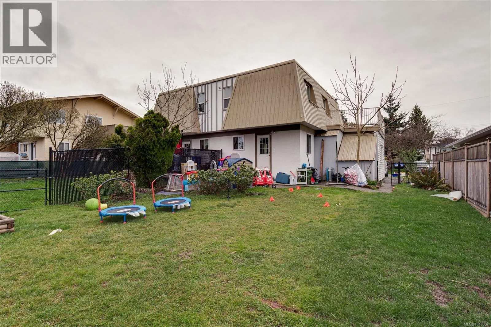 2031/2033 Melville Dr