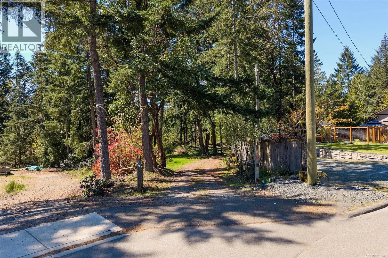 69 Lake Pl