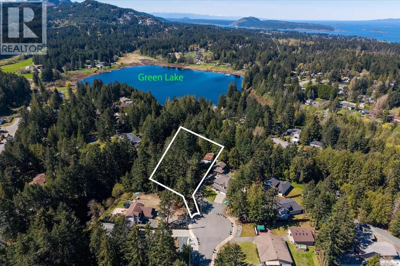 69 Lake Pl