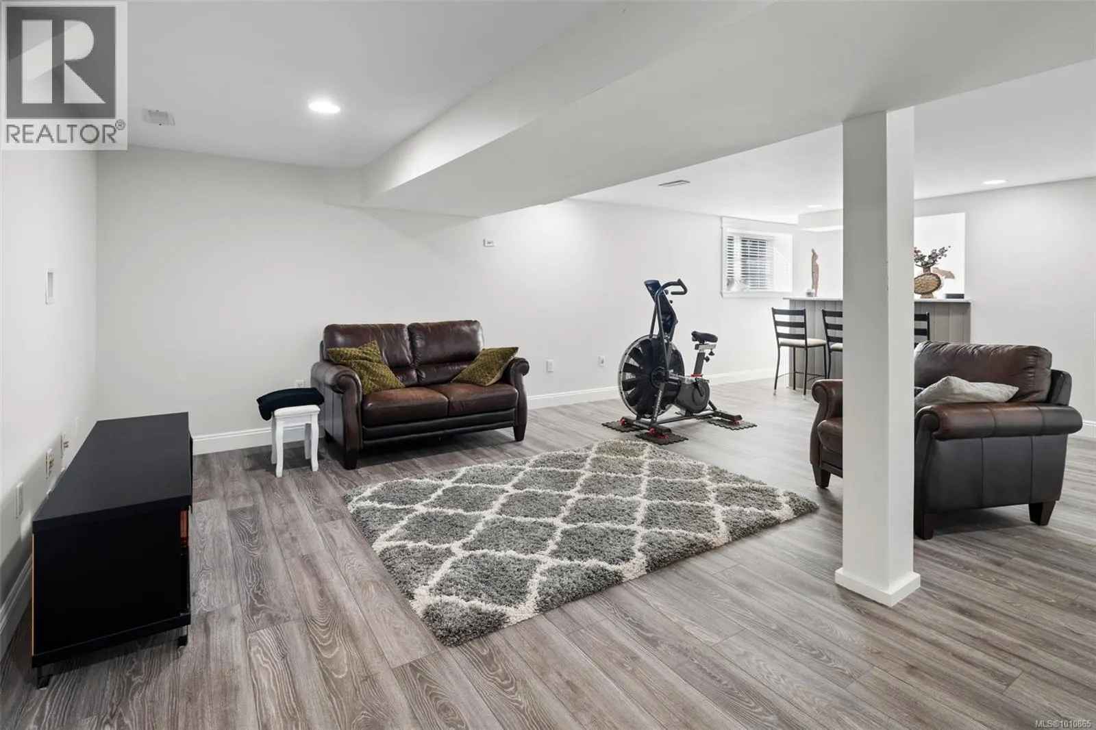 2398 Poplar Dr