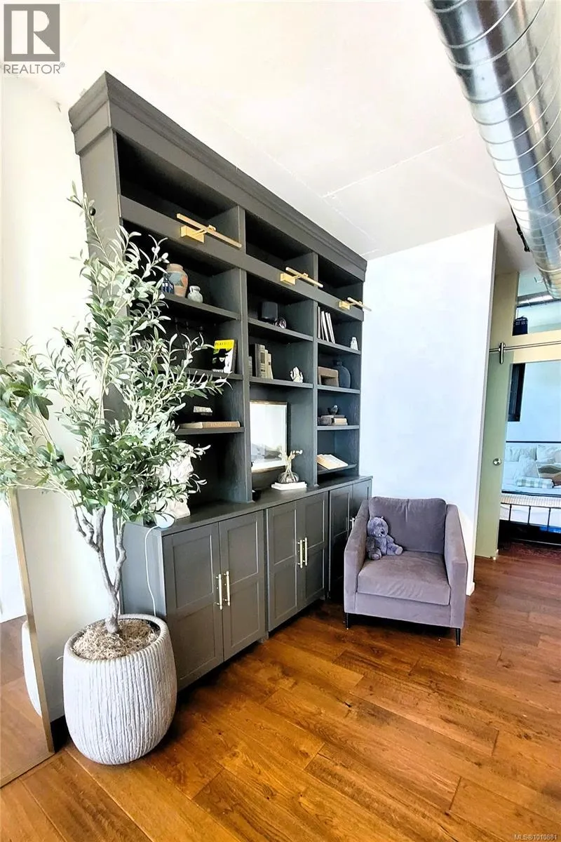 632 1029 View St