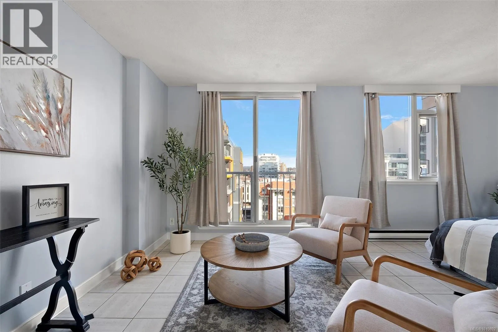 1009 835 View St