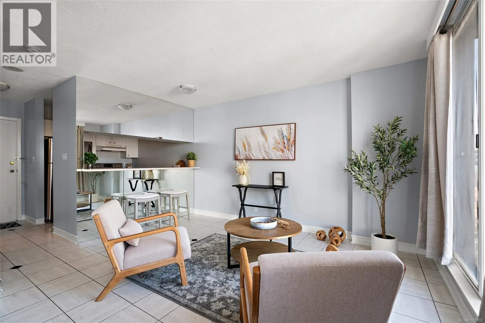 1009 835 View St