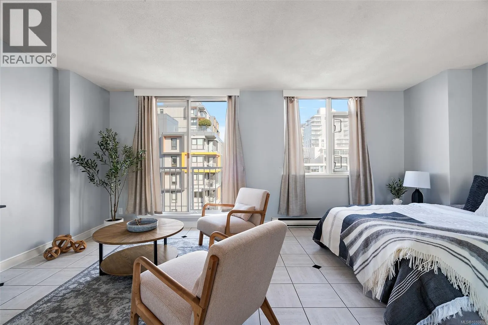 1009 835 View St