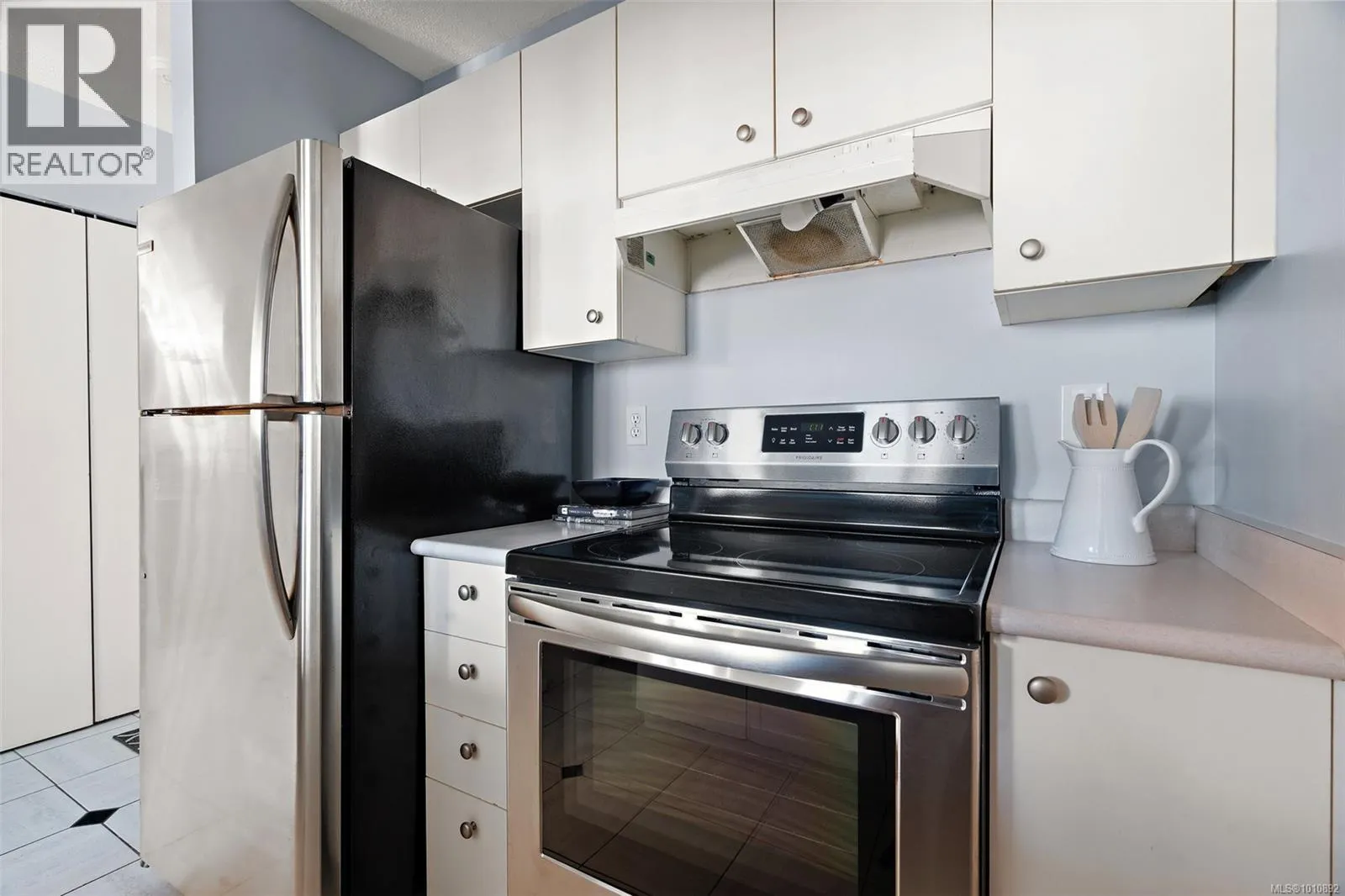1009 835 View St