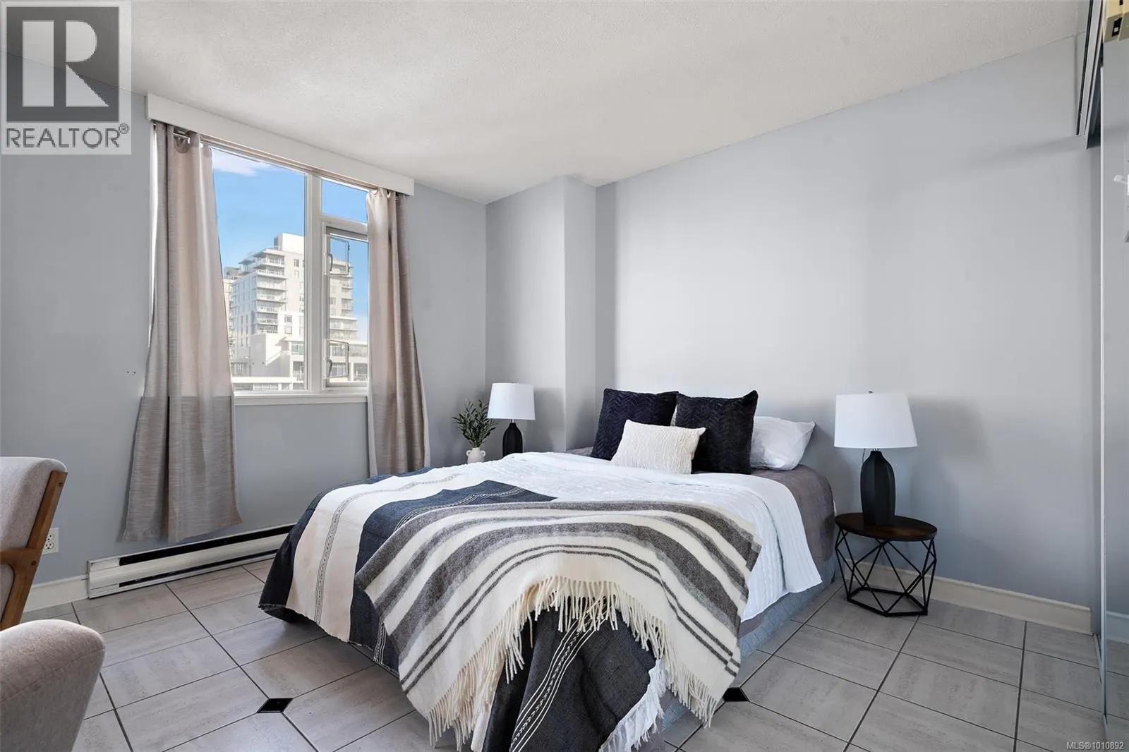 1009 835 View St