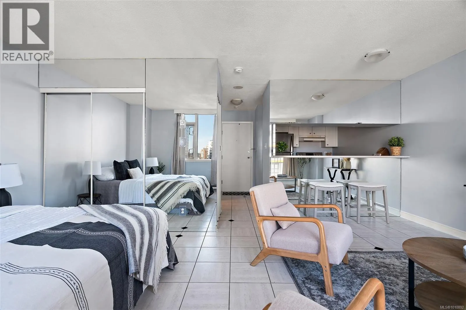 1009 835 View St