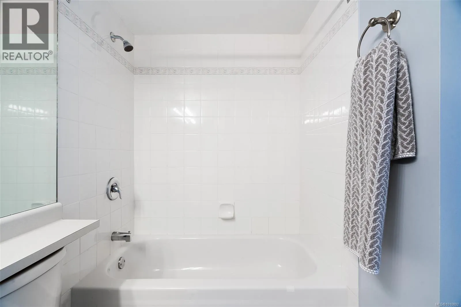 1009 835 View St