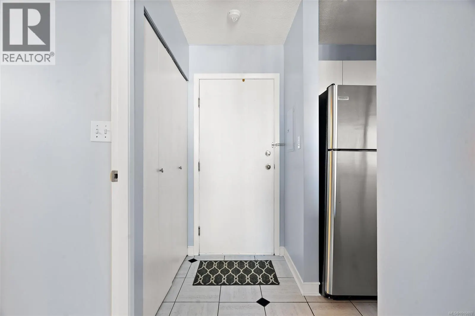 1009 835 View St
