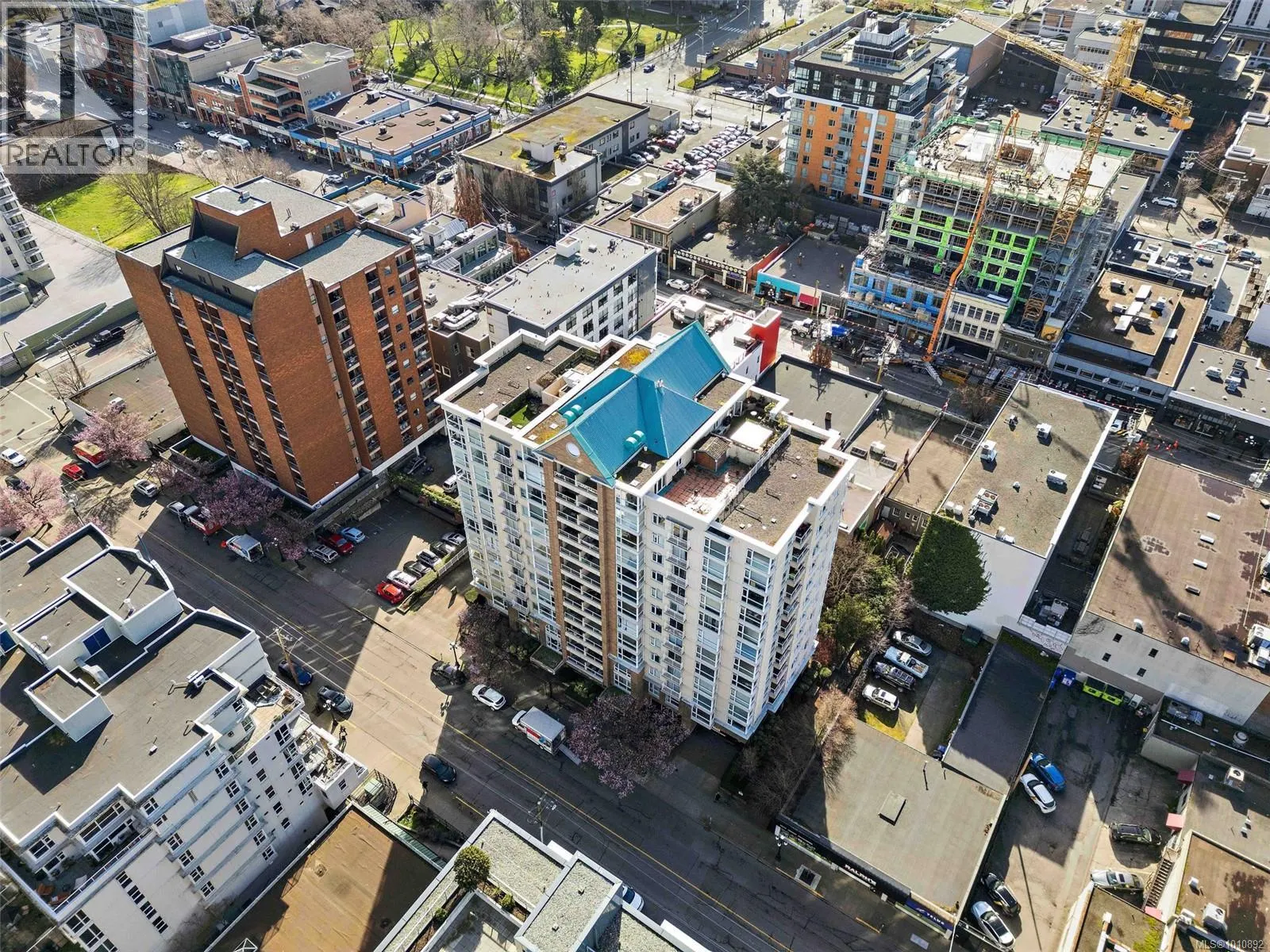 1009 835 View St