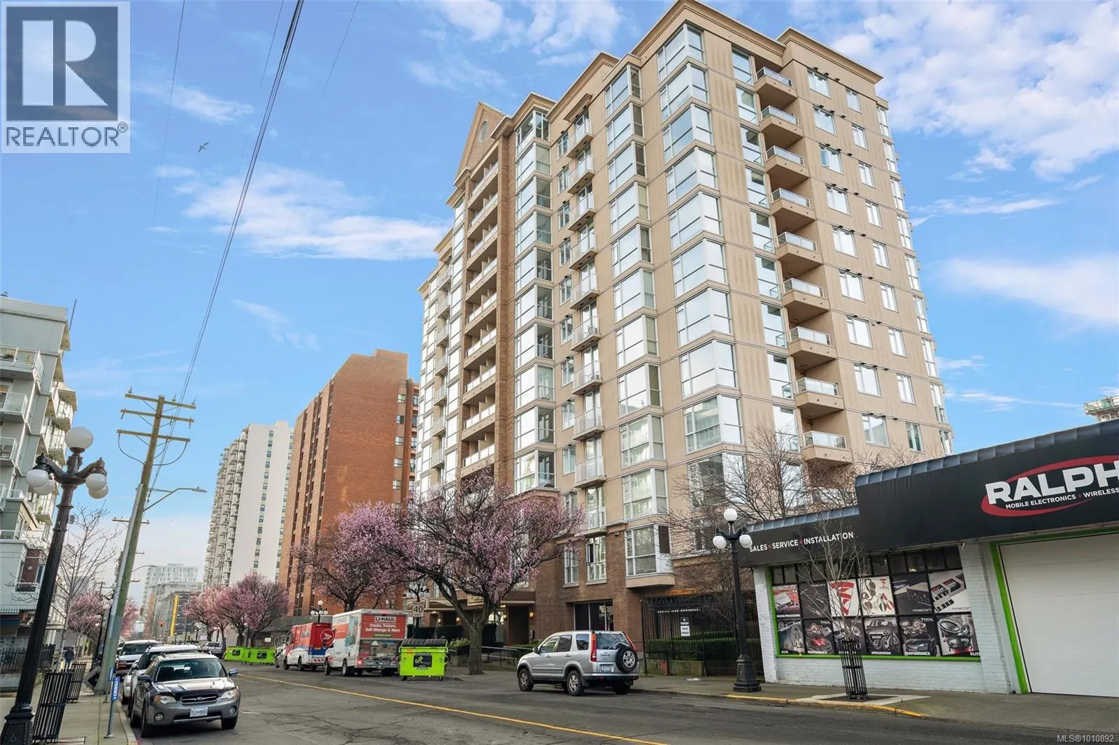 1009 835 View St