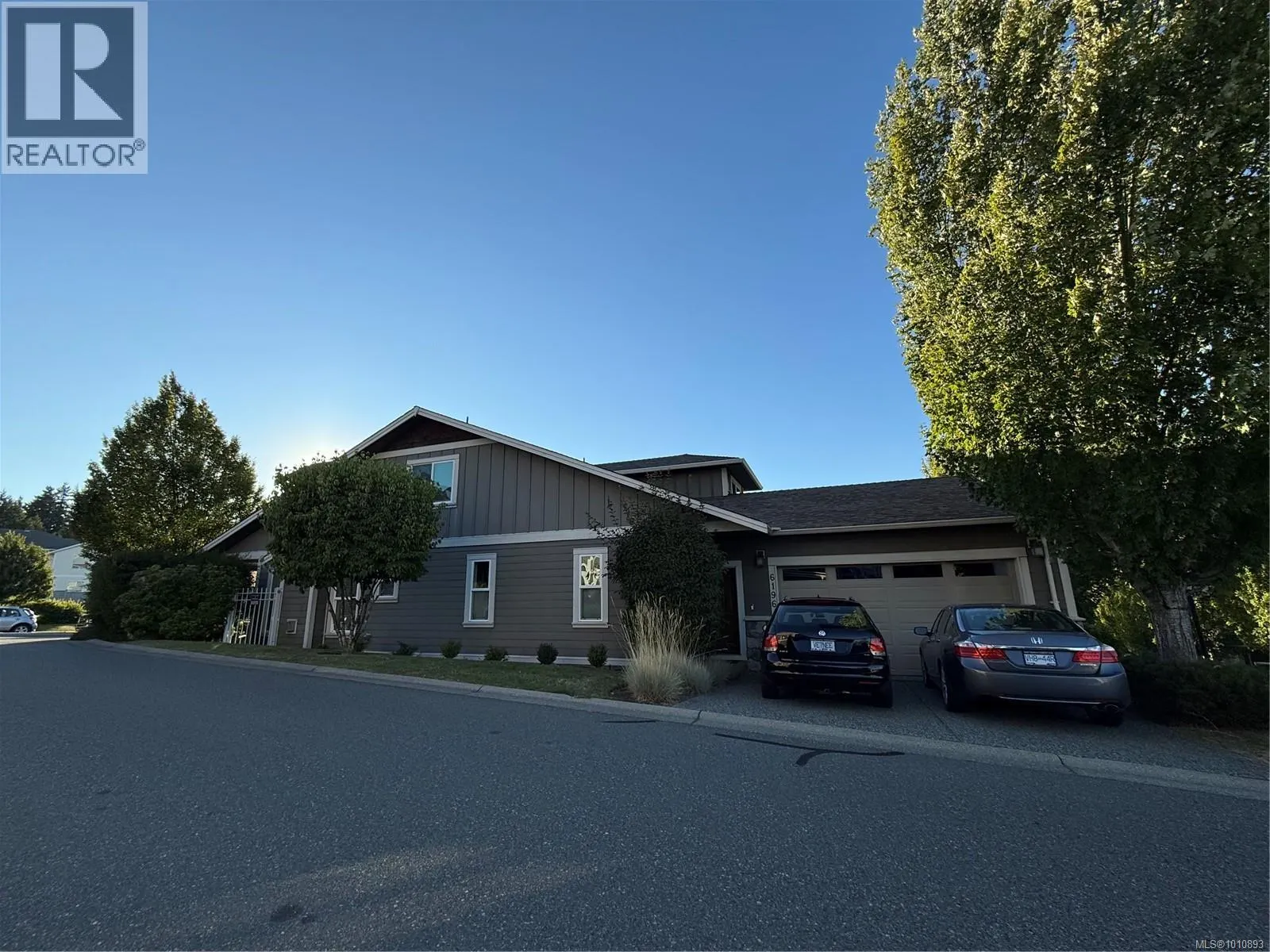 6196 Strathcona Pl