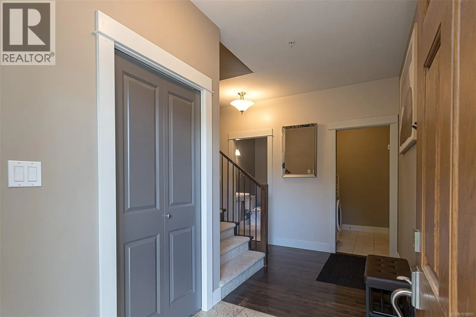 6196 Strathcona Pl