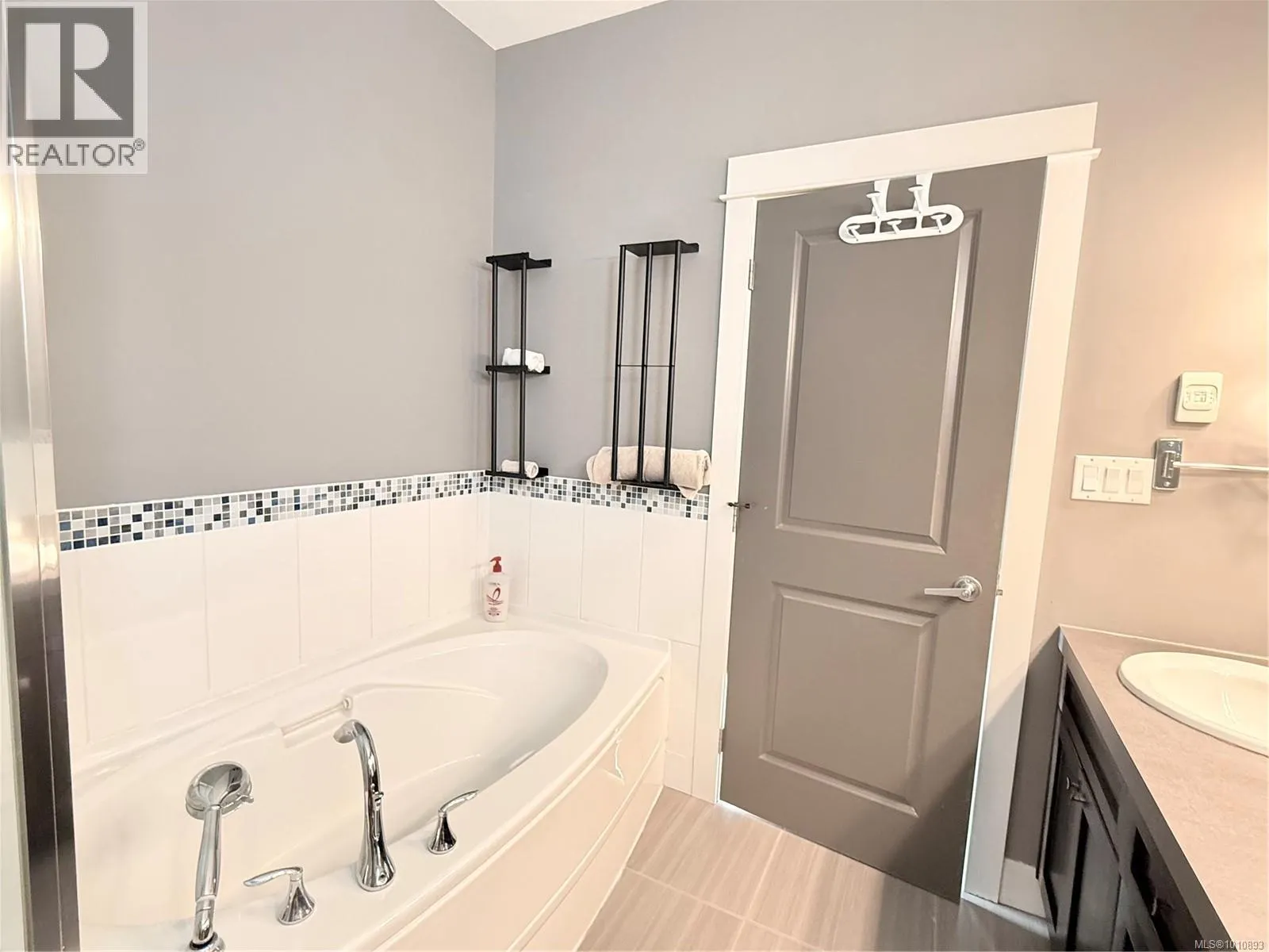 6196 Strathcona Pl