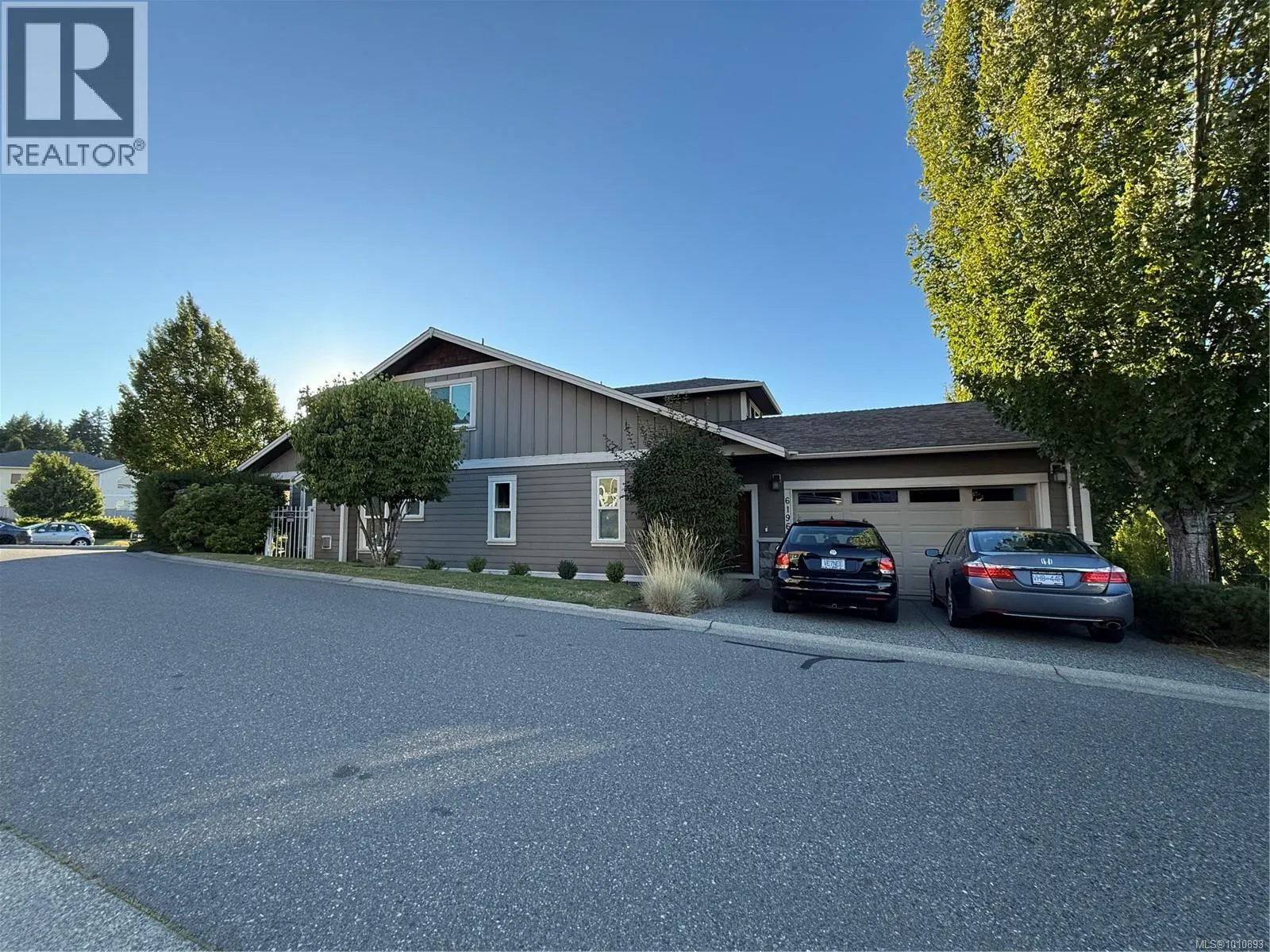 6196 Strathcona Pl