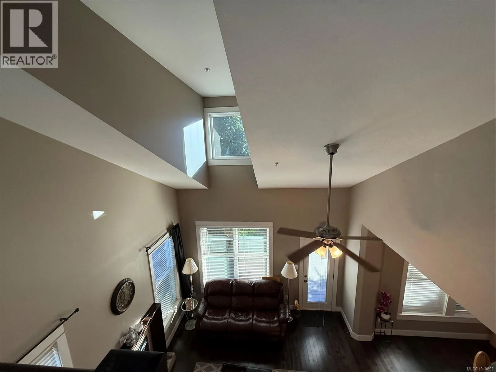 6196 Strathcona Pl