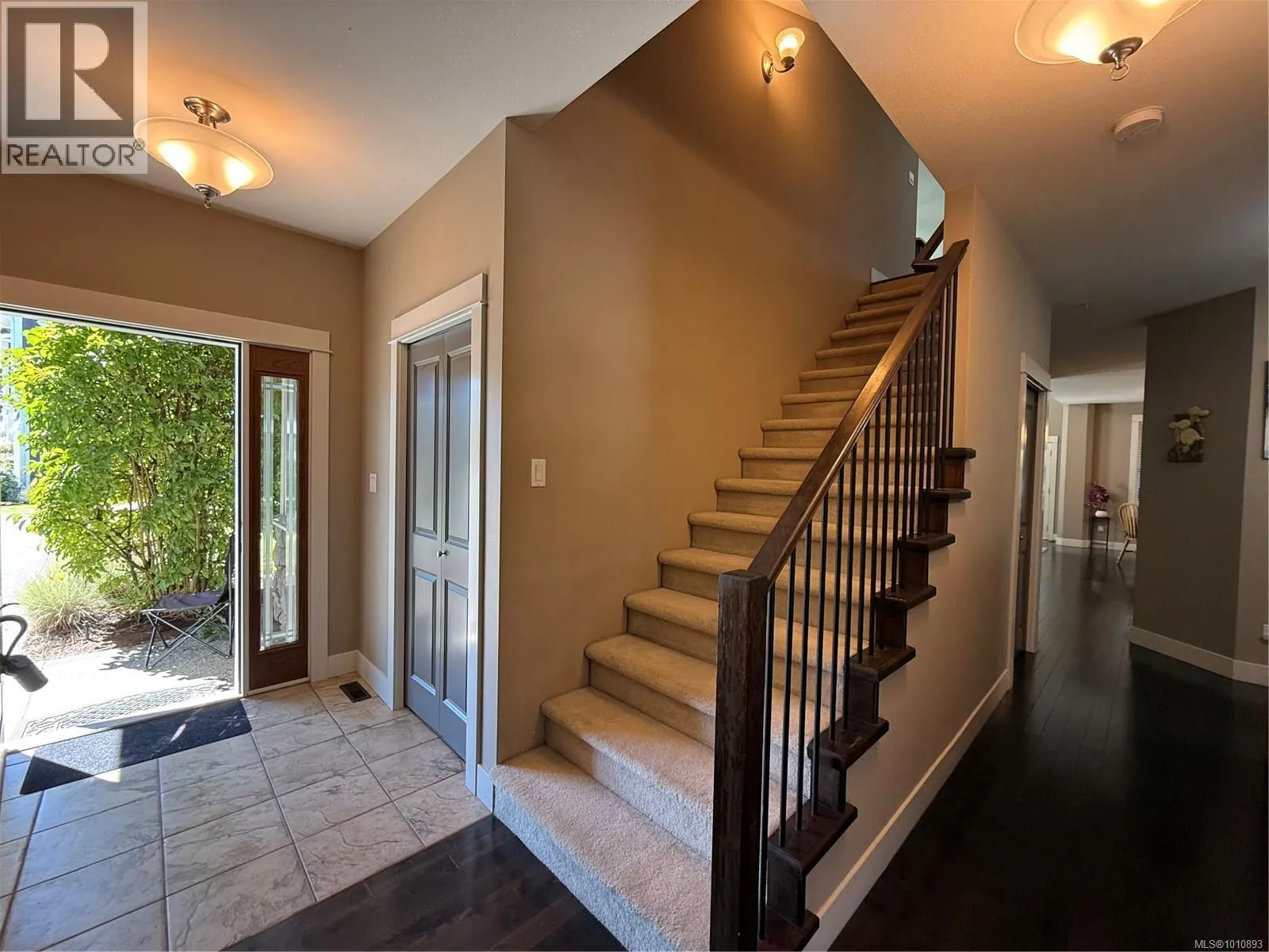 6196 Strathcona Pl