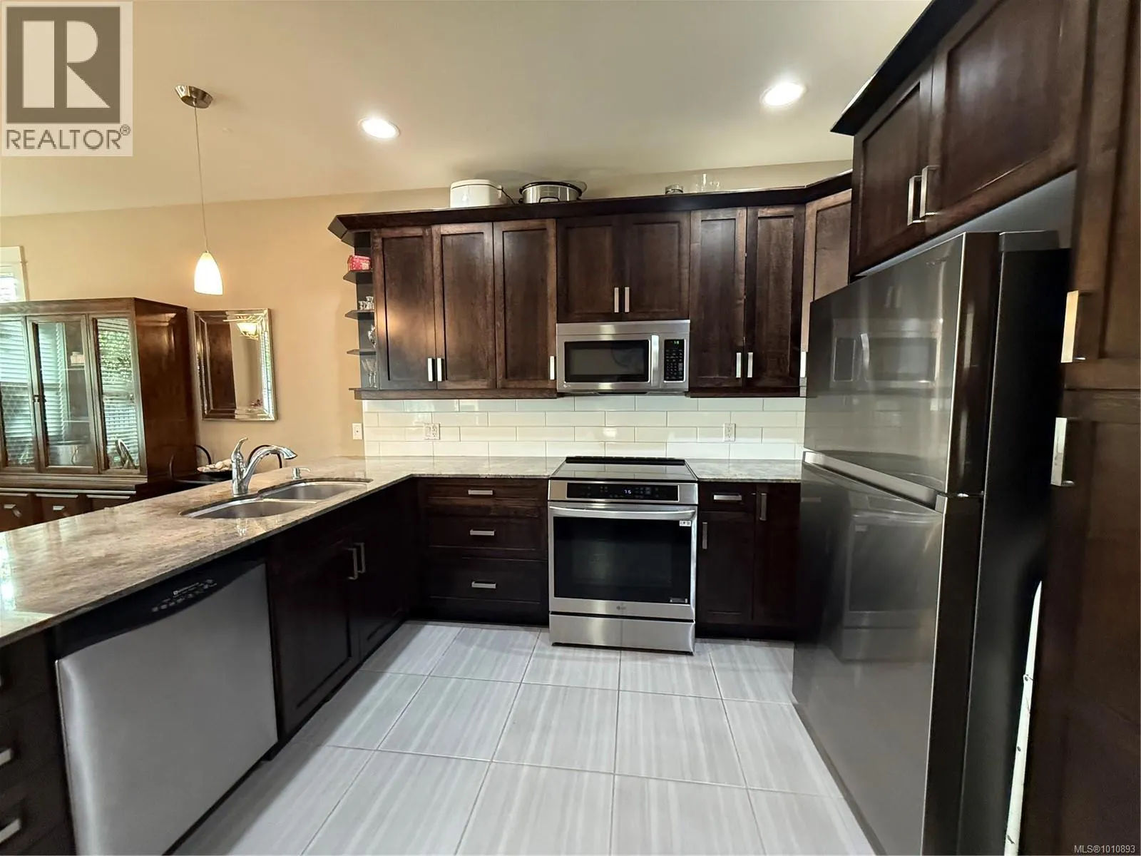 6196 Strathcona Pl