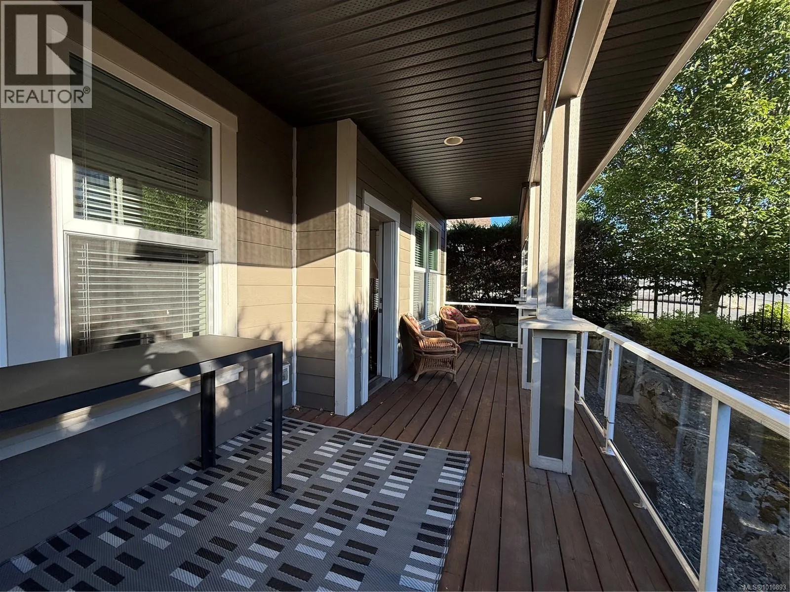 6196 Strathcona Pl