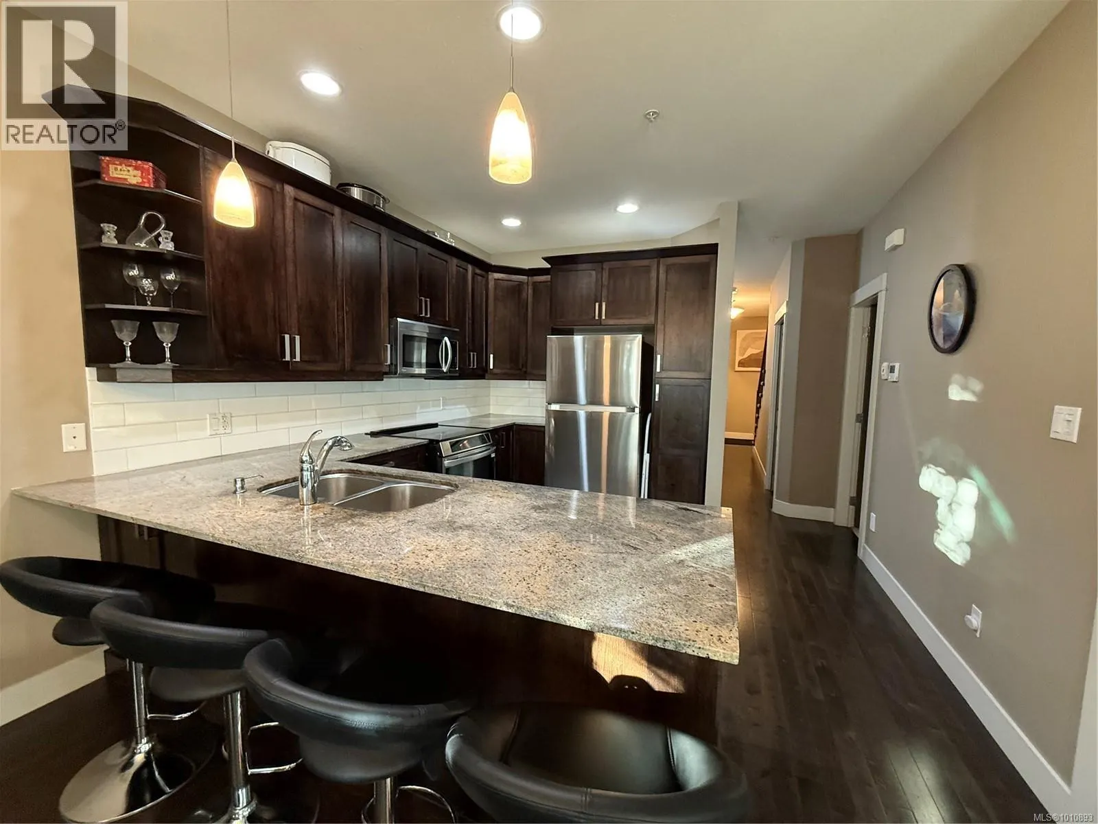 6196 Strathcona Pl
