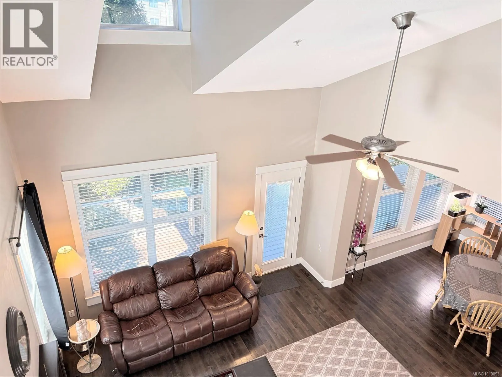 6196 Strathcona Pl