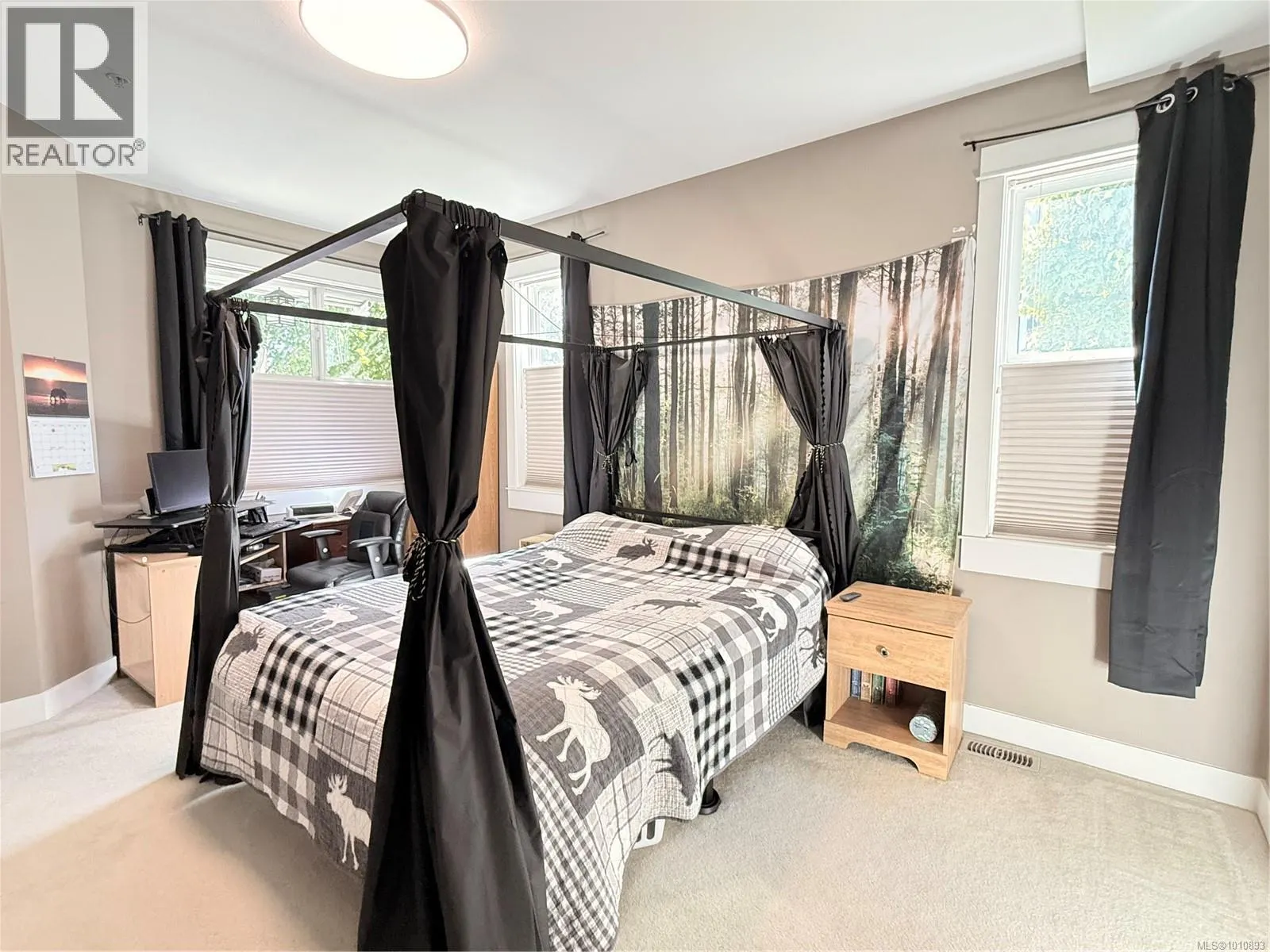 6196 Strathcona Pl