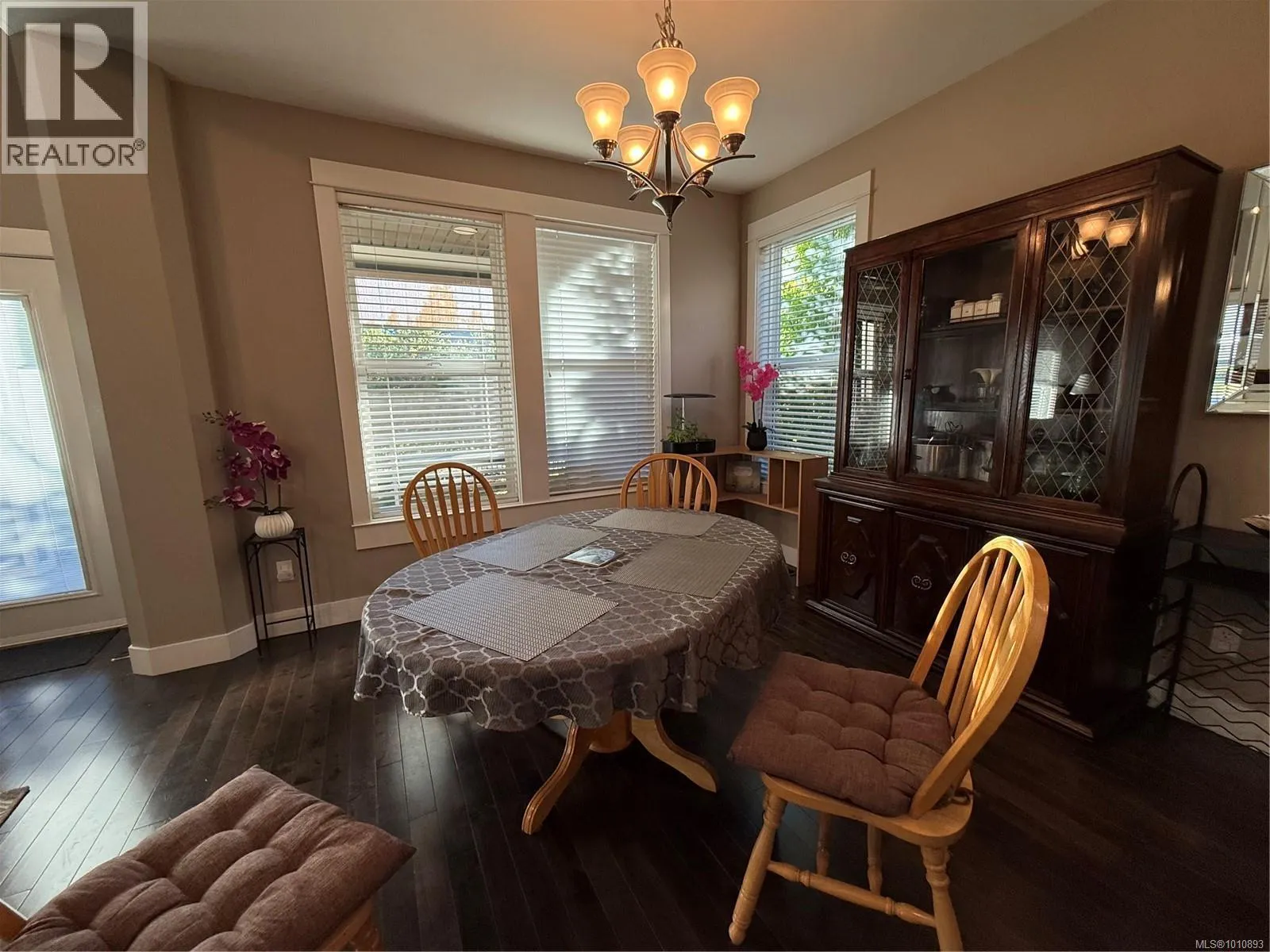 6196 Strathcona Pl