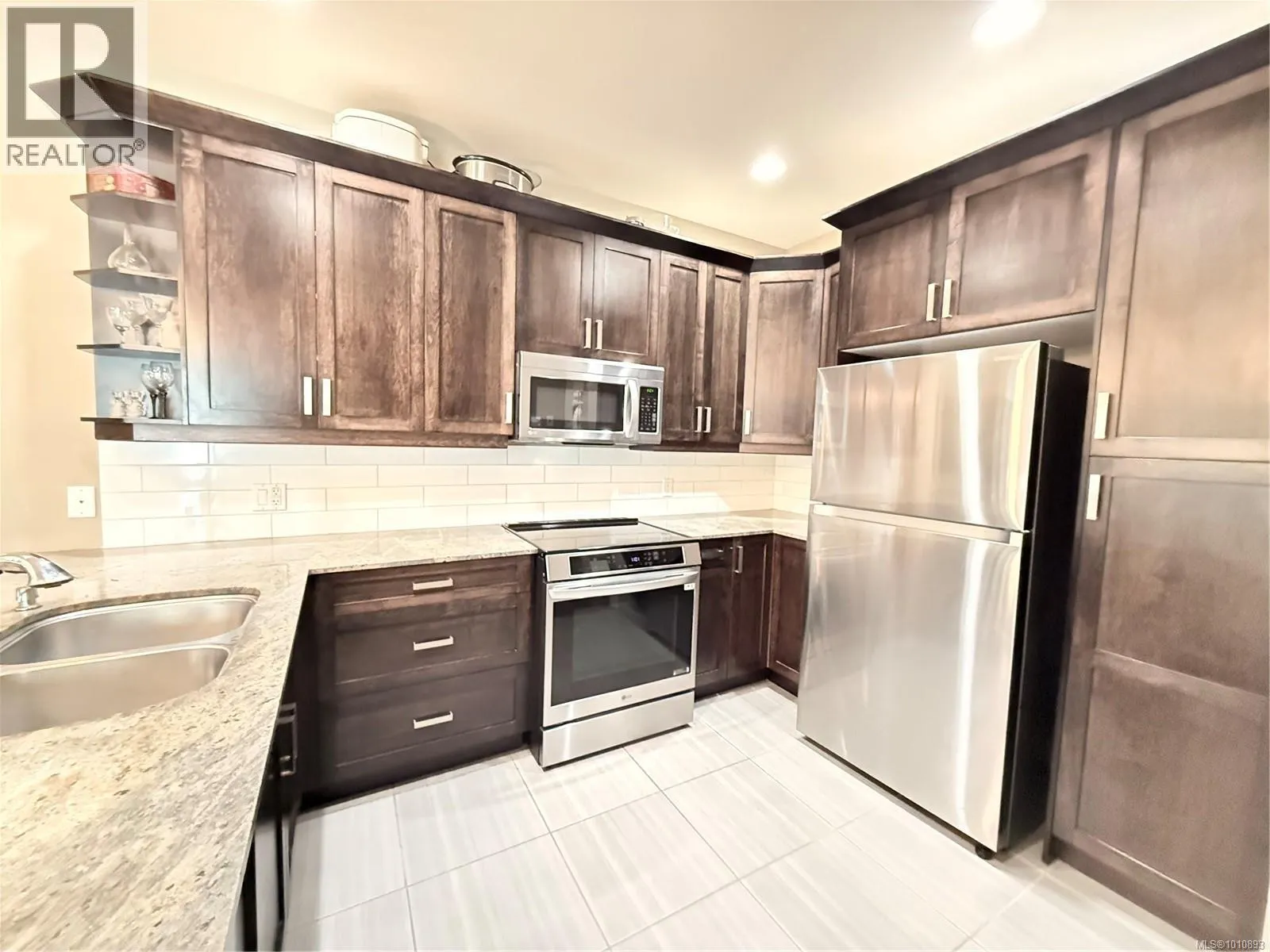 6196 Strathcona Pl