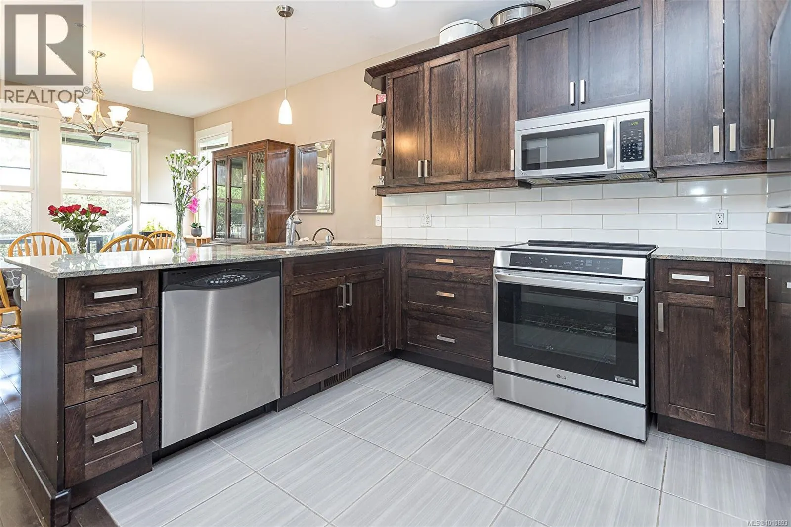 6196 Strathcona Pl