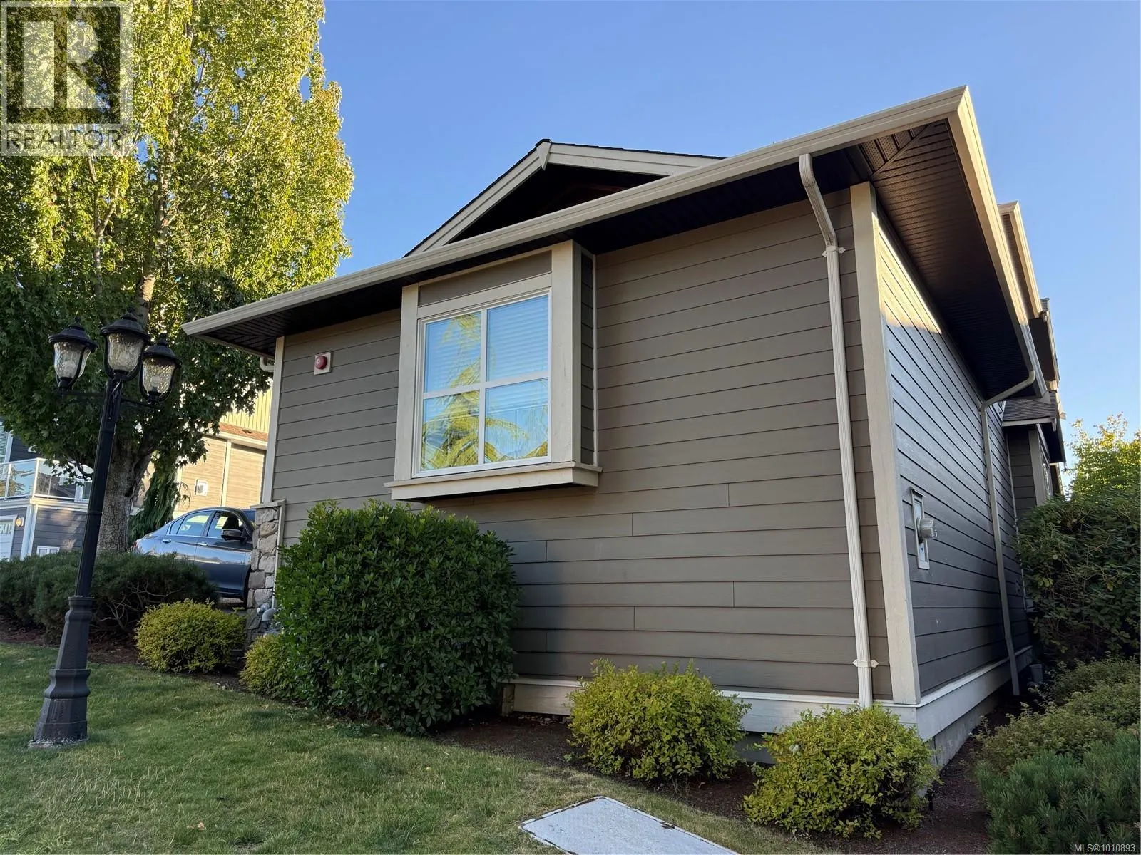 6196 Strathcona Pl