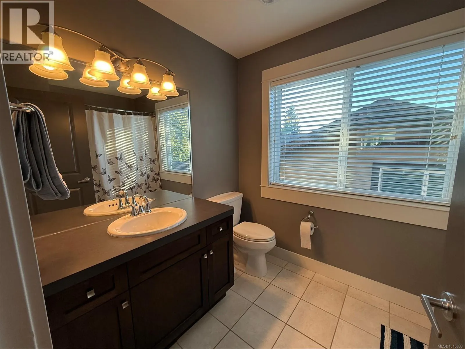 6196 Strathcona Pl