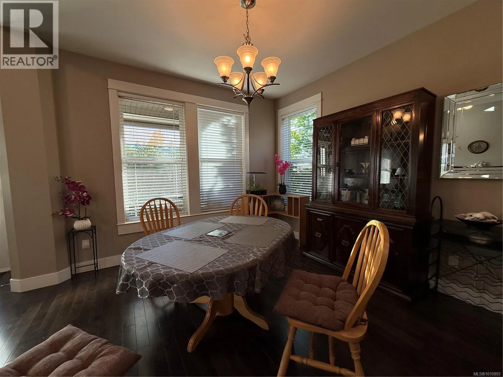 6196 Strathcona Pl