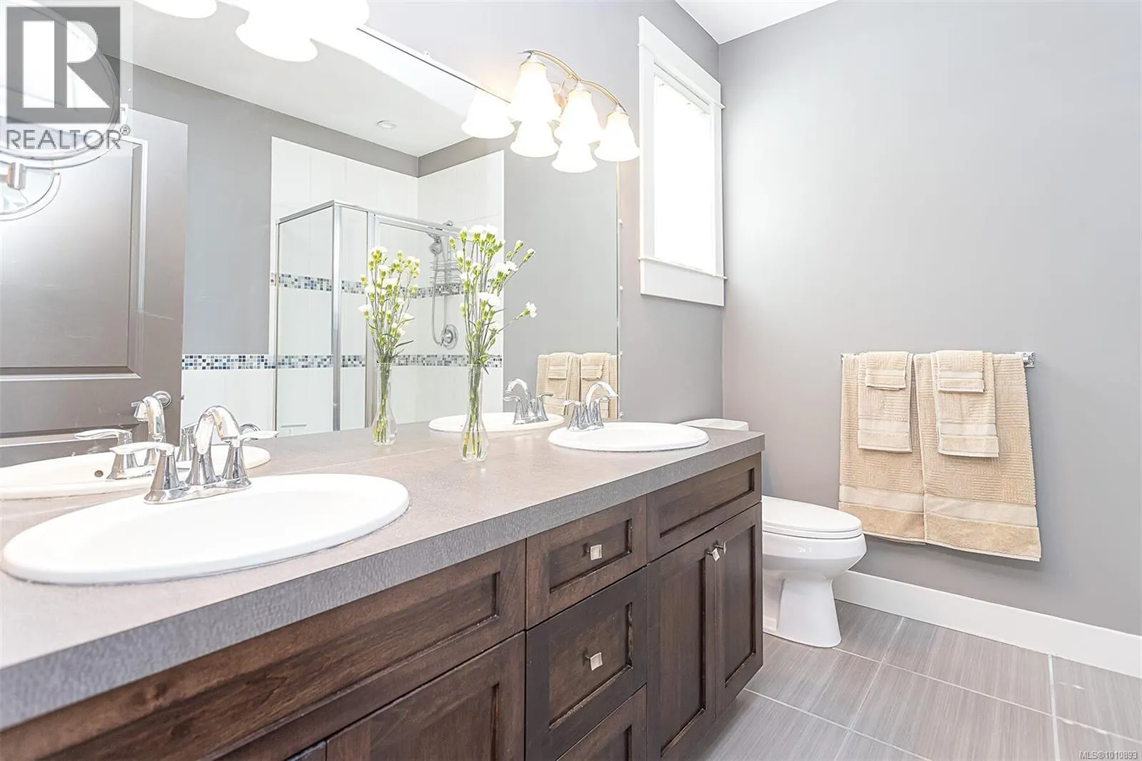 6196 Strathcona Pl