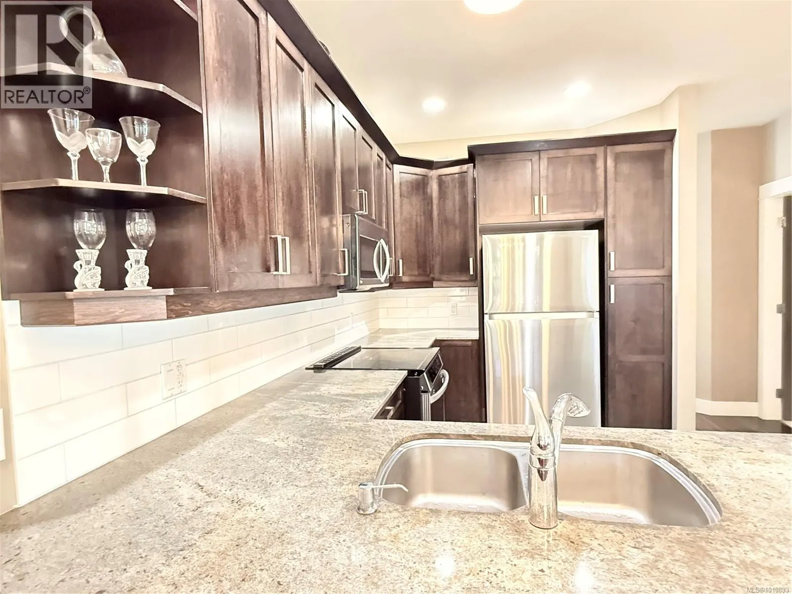 6196 Strathcona Pl