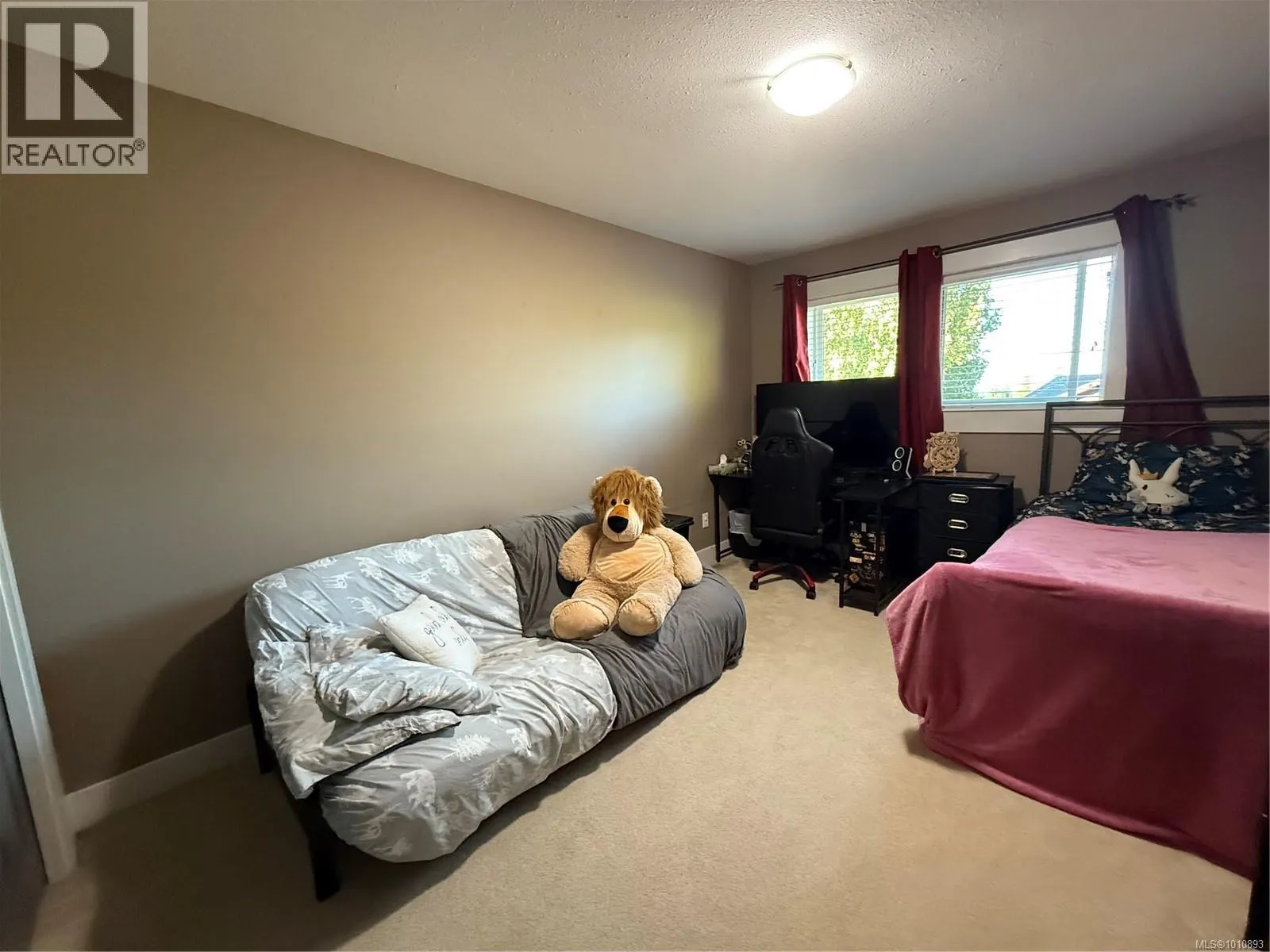 6196 Strathcona Pl