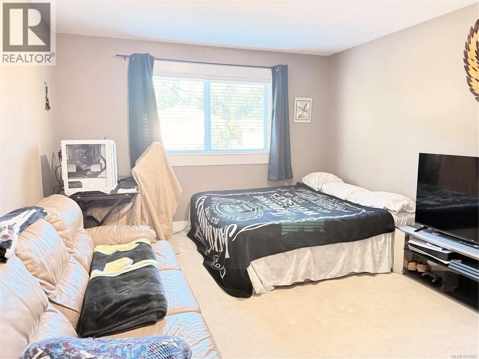 6196 Strathcona Pl