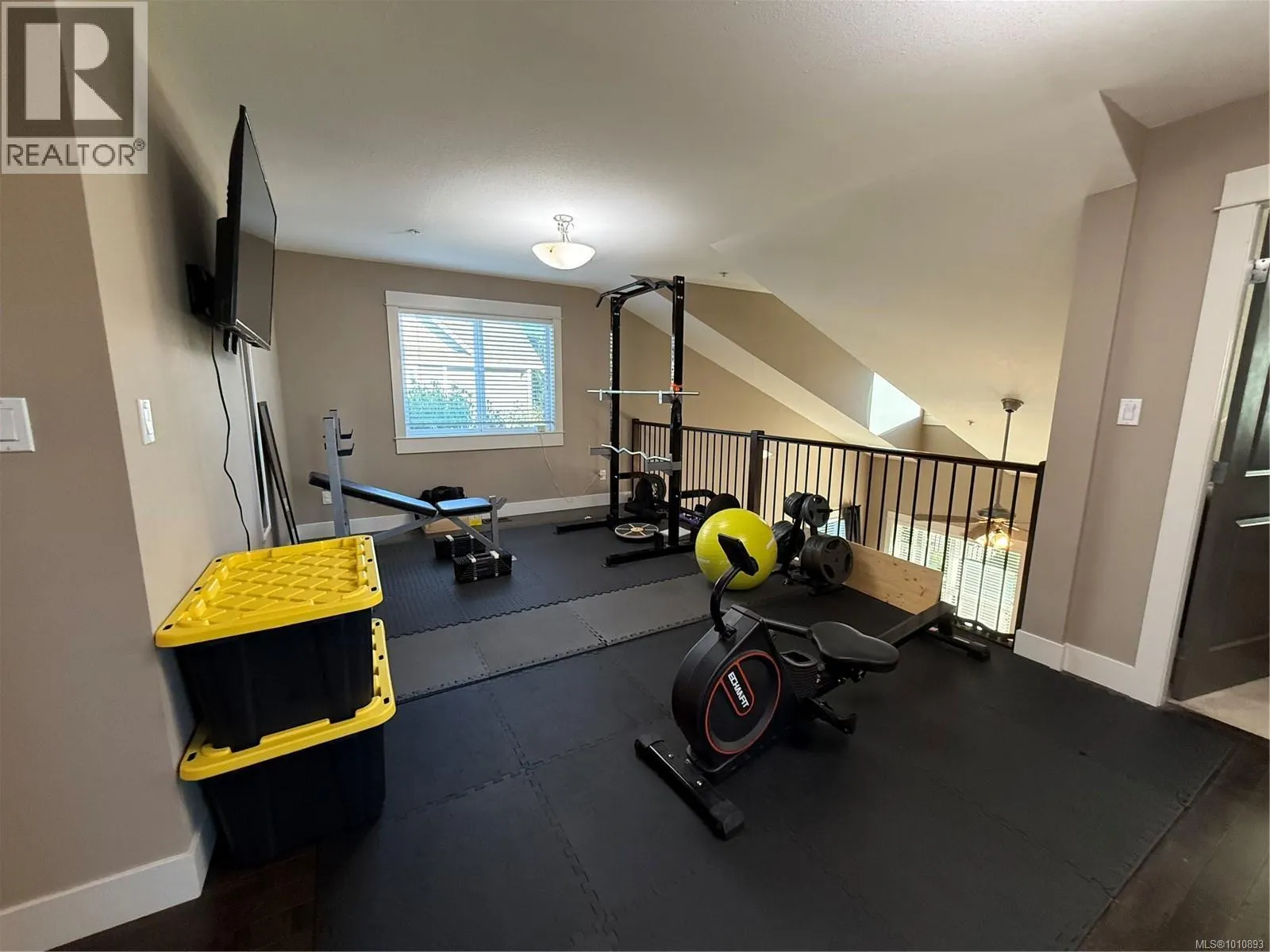 6196 Strathcona Pl