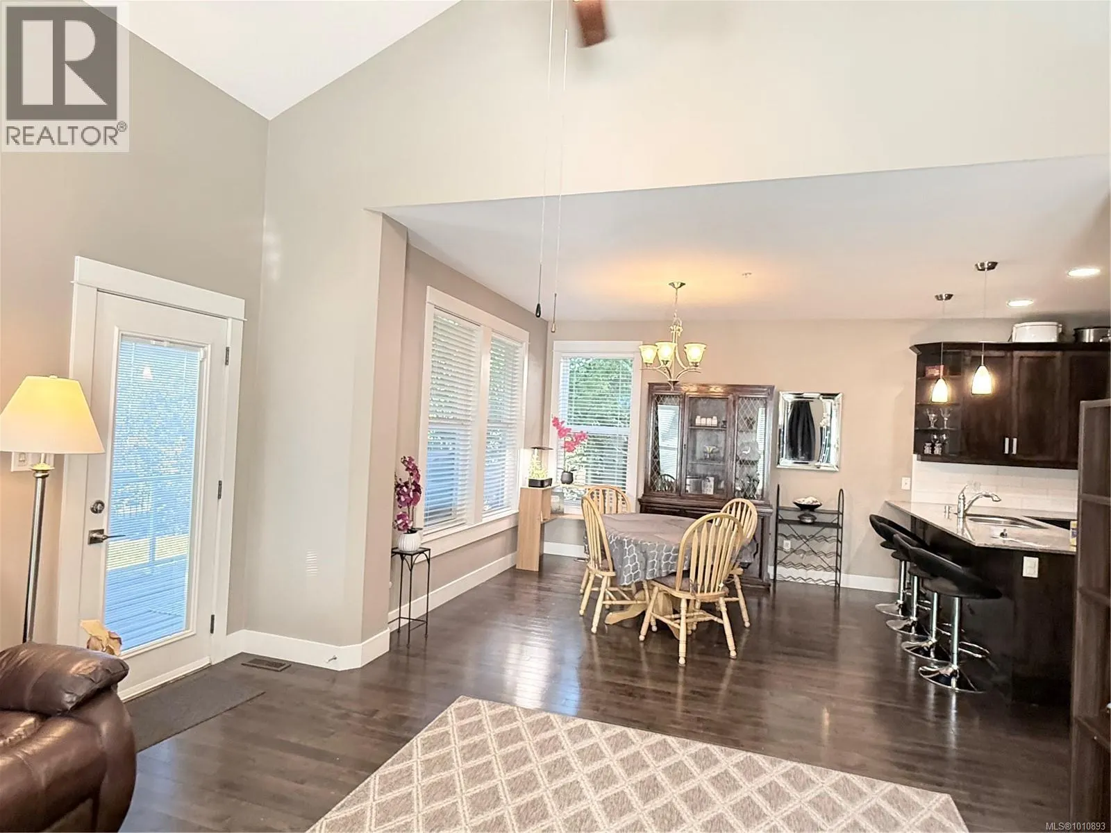 6196 Strathcona Pl