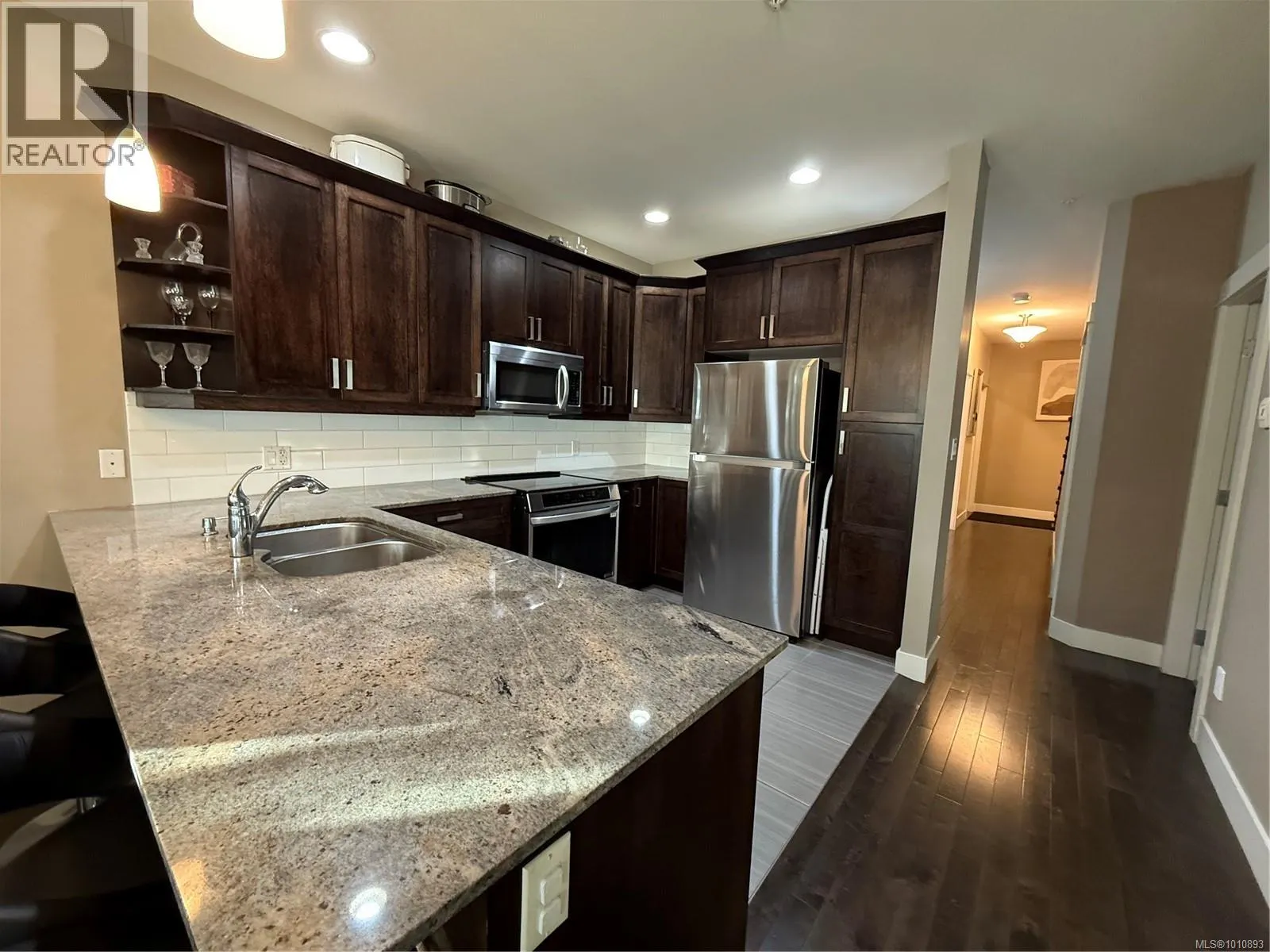 6196 Strathcona Pl